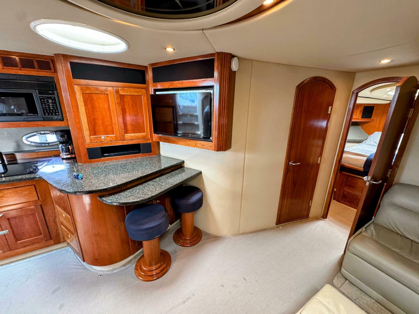 2005 Cruisers Yachts 540 Express - Image 41