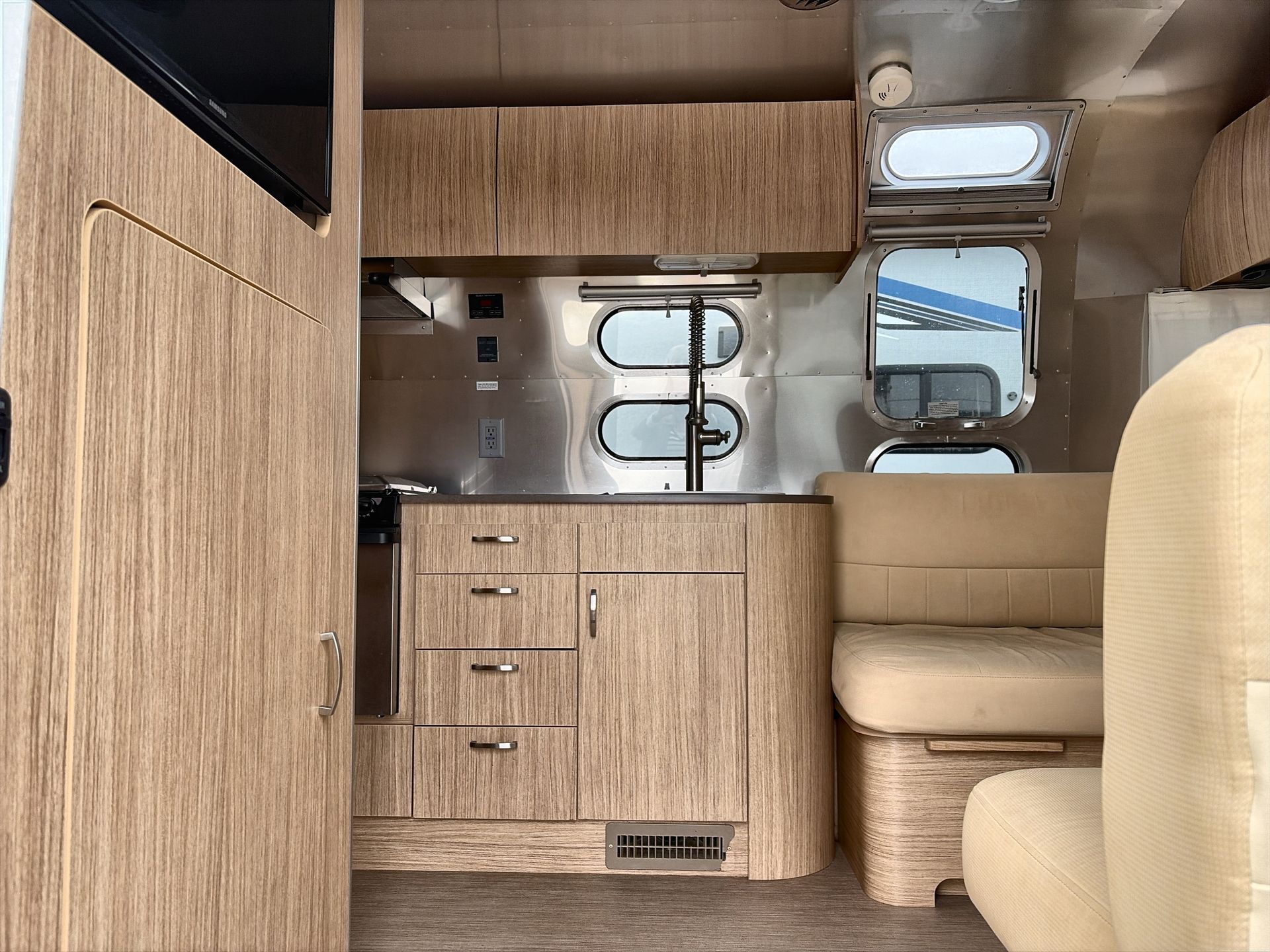 2018 Airstream Flying Cloud 26RB - Image 14