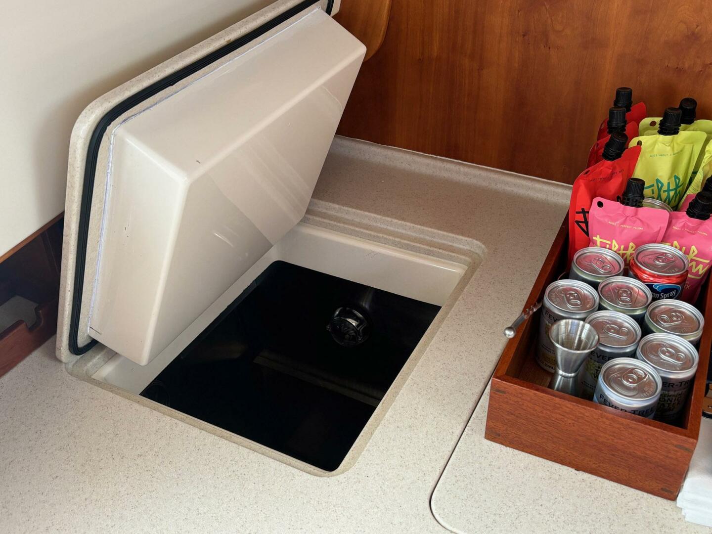 2005 Hinckley Talaria 44 Motor Yacht - Image 11
