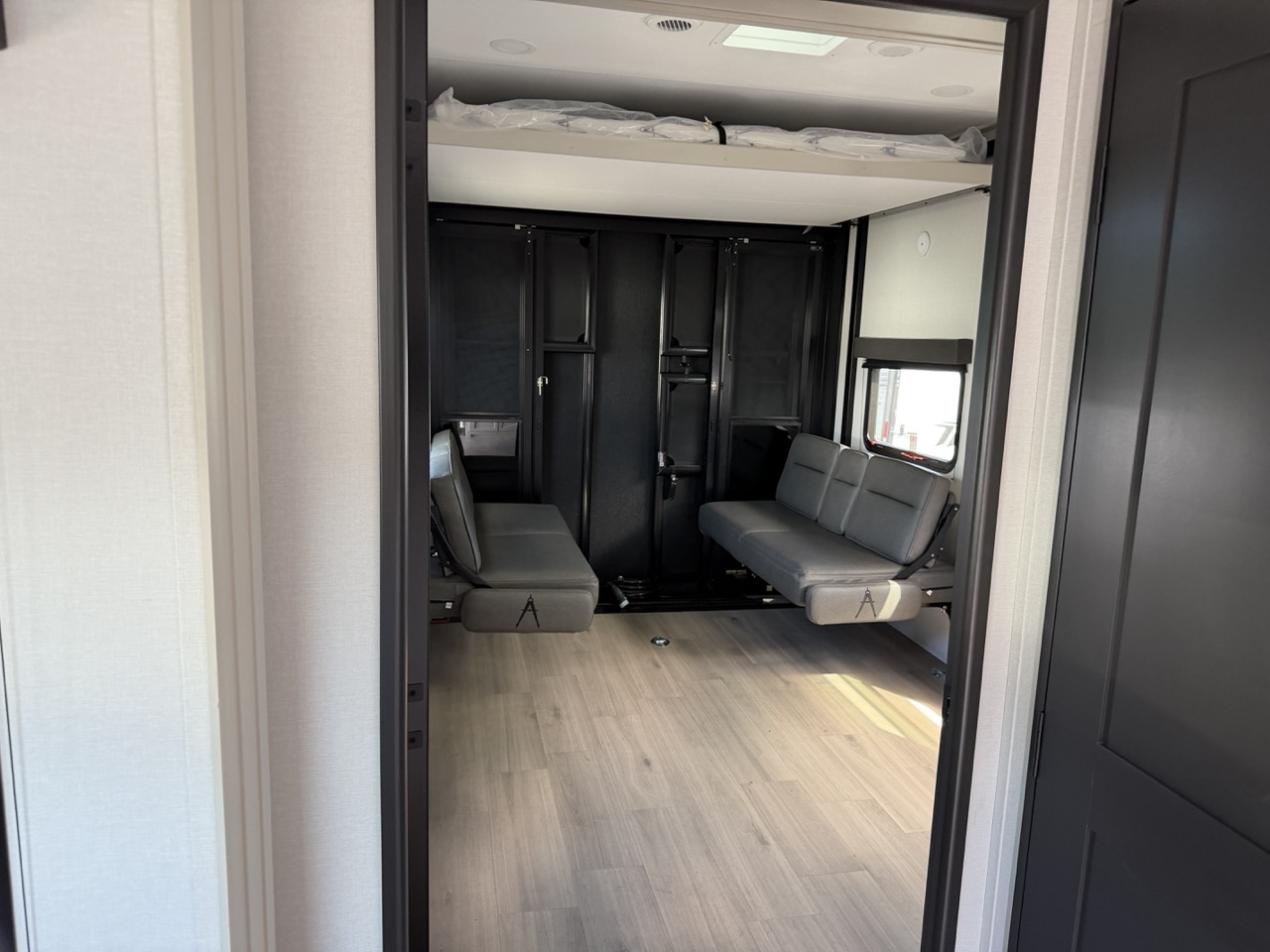 2026 Grand Design Momentum G-Class 31G - Image 8