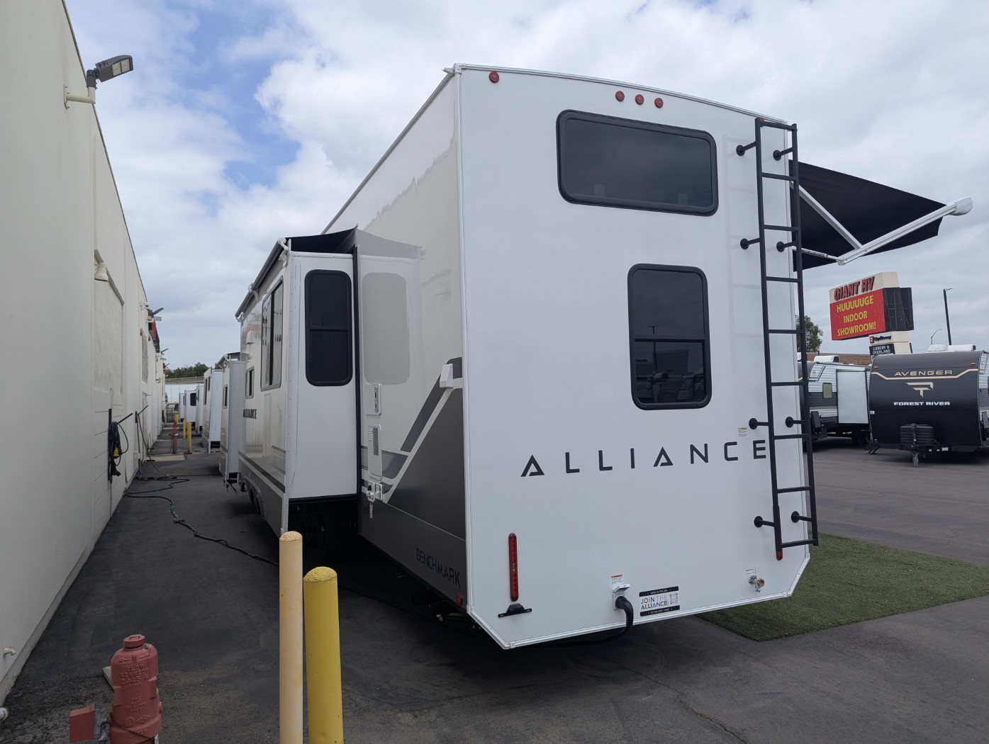 2027 Alliance RV Benchmark 44LFT - Image 3