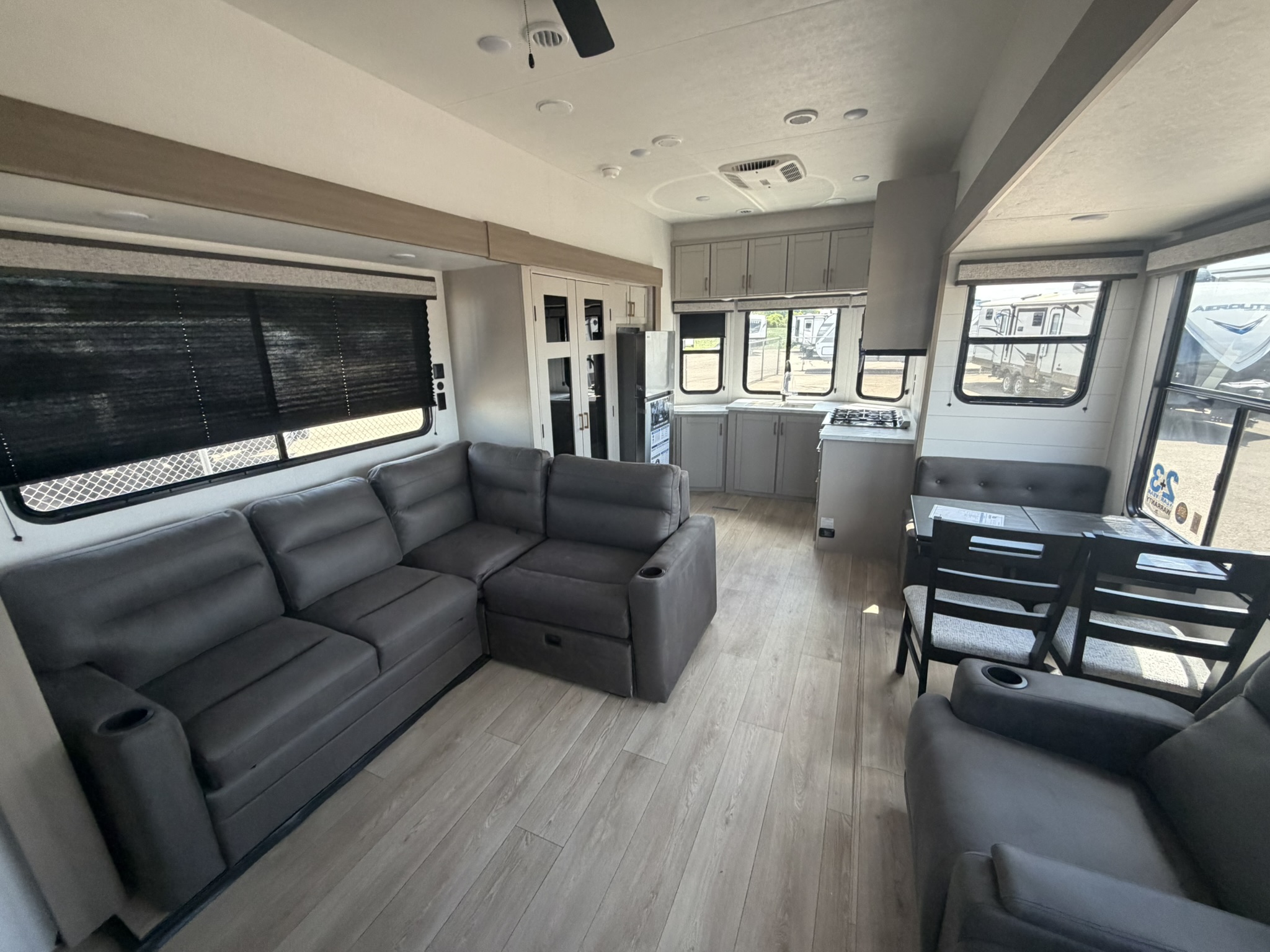 2027 JAYCO JAY FLIGHT BUNGALOW 404LOFT - Image 11