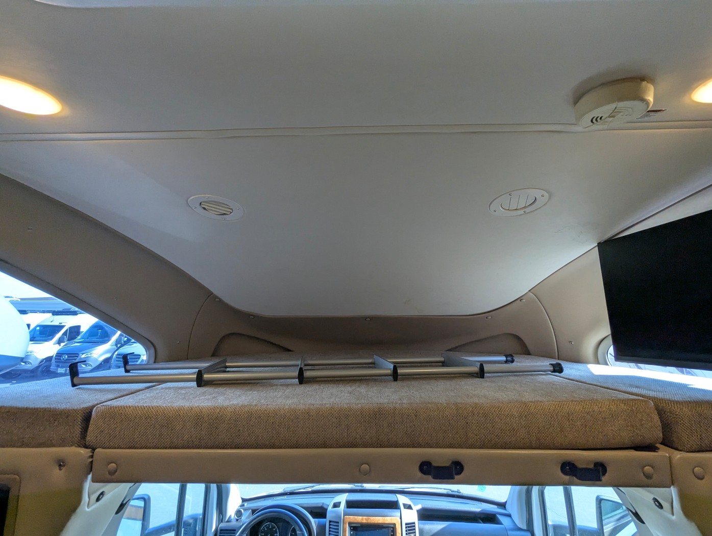 2018 Thor Motor Coach Synergy SD24 - Image 9