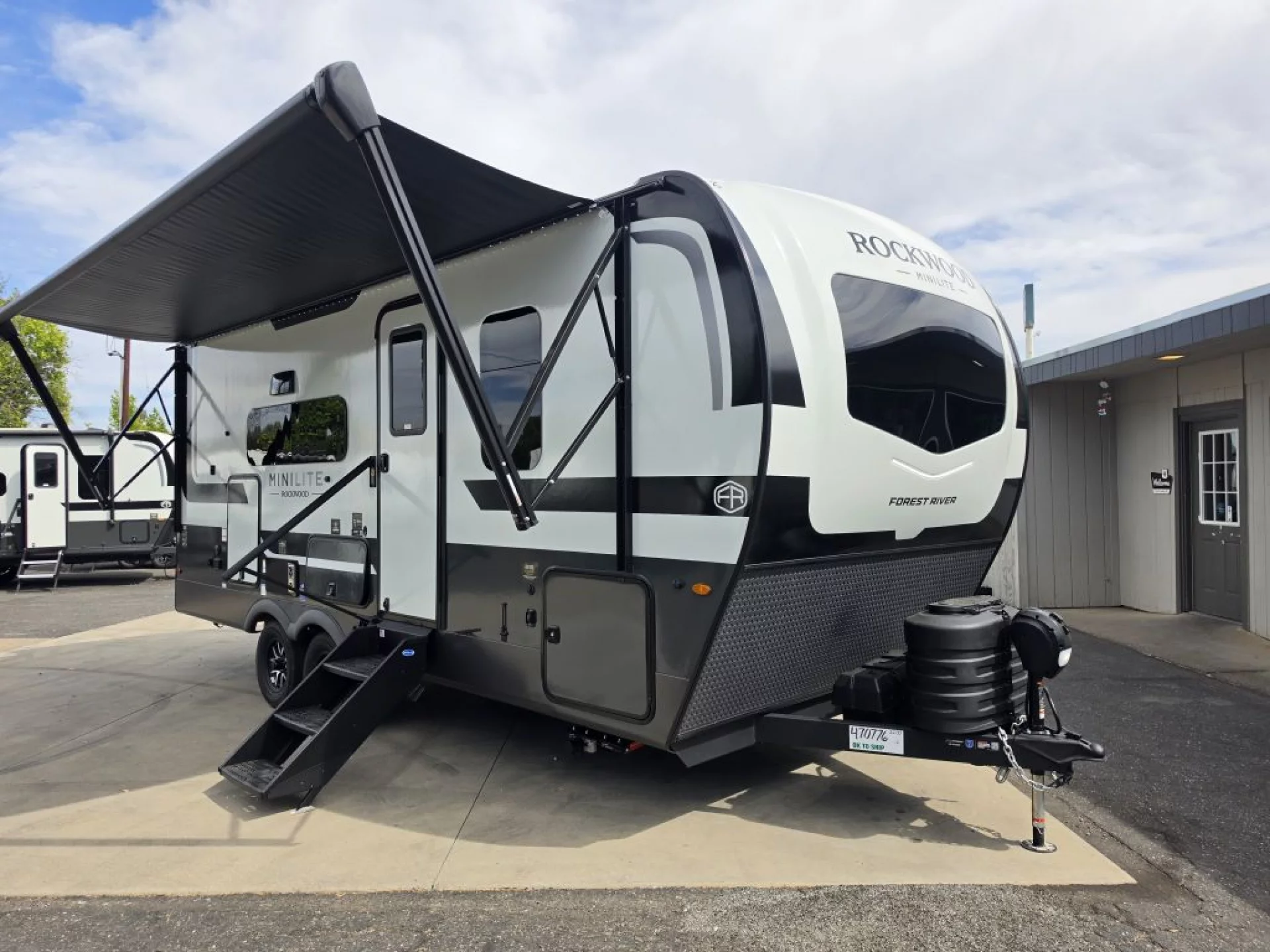 2027 FOREST RIVER ROCKWOOD MINI LITE 2213S - Image 1