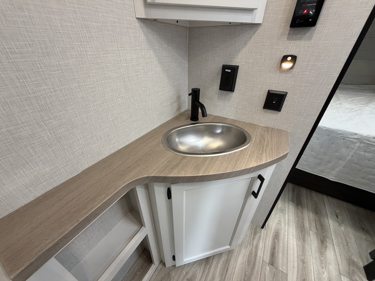 2026 VENTURE RV SPORTTREK STINGER 232VRL - Image 35