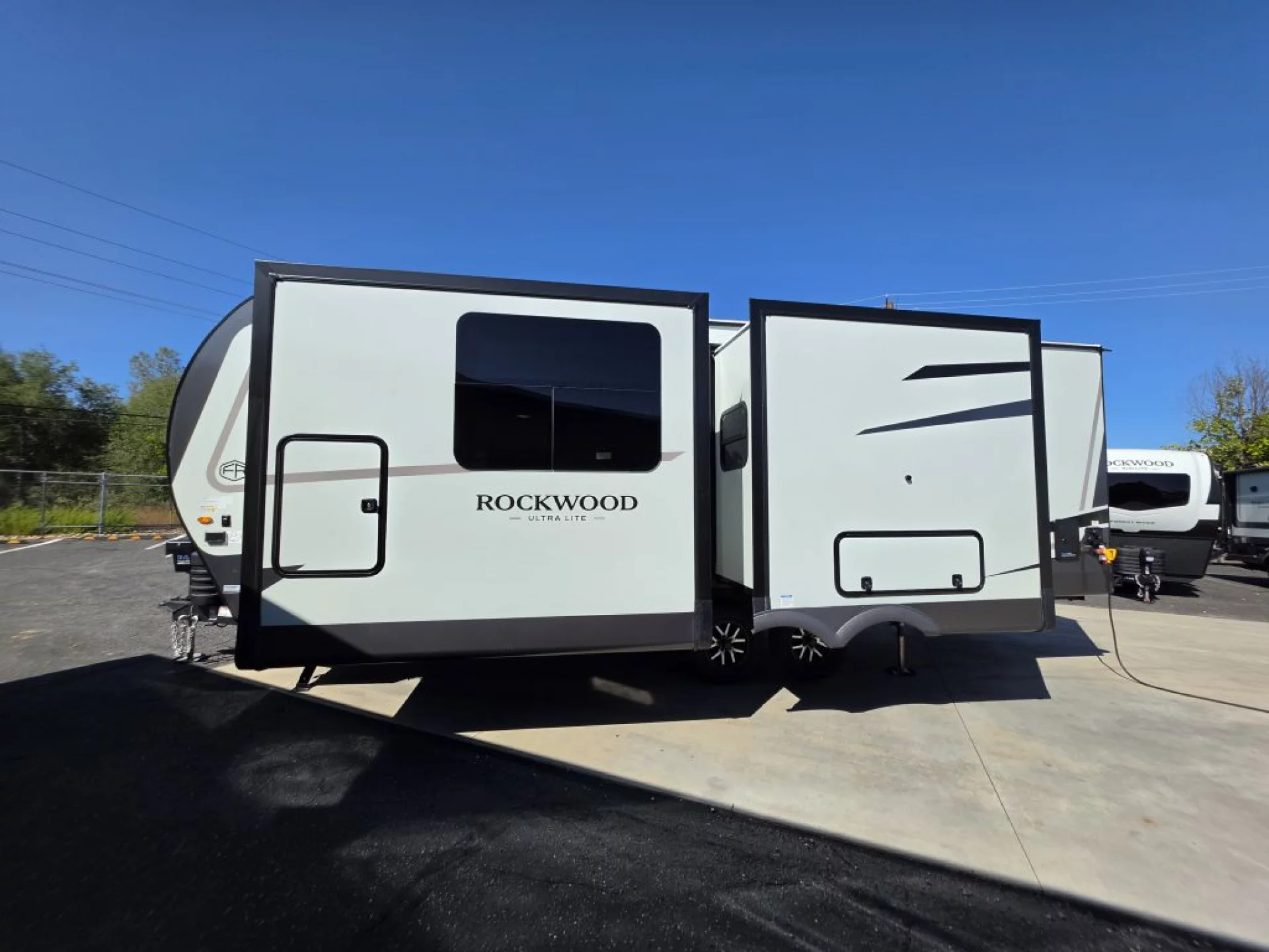 2027 FOREST RIVER ROCKWOOD ULTRA LITE 2623MBR - Image 5