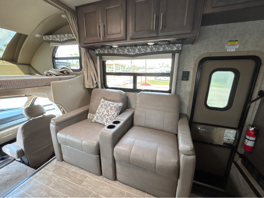 2021 Thor Motor Coach OMNI BH35 - Image 10