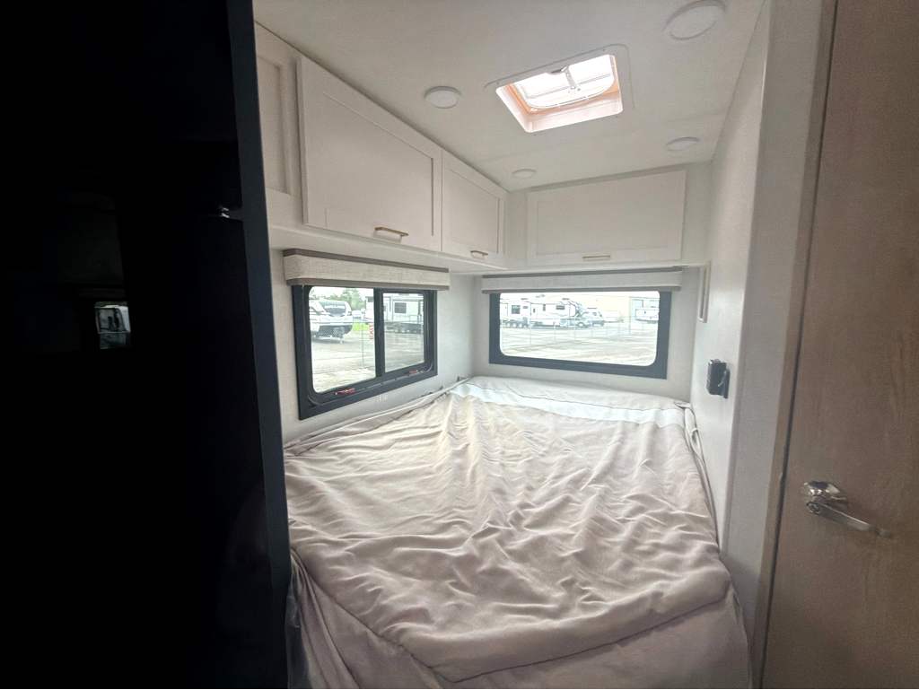 2027 THOR MOTOR COACH MAGNITUDE GA21 - Image 11