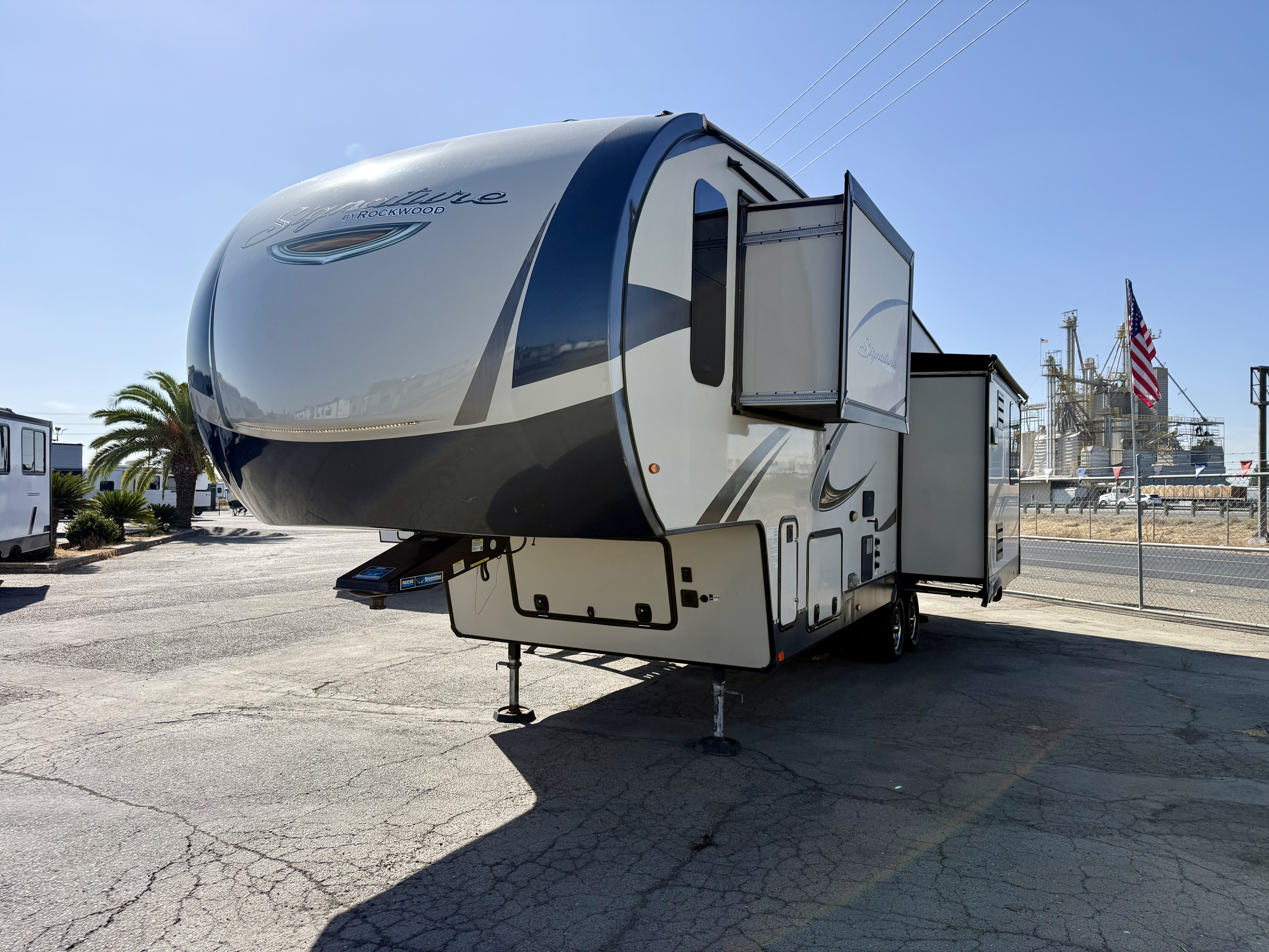 2019 Forest River Rockwood Signature Ultra Lite 8298WS - Image 1