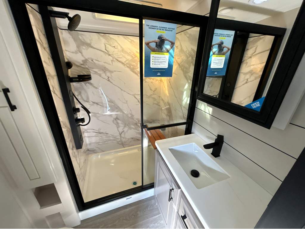 2027 JAYCO PINNACLE 32RLTS - Image 16