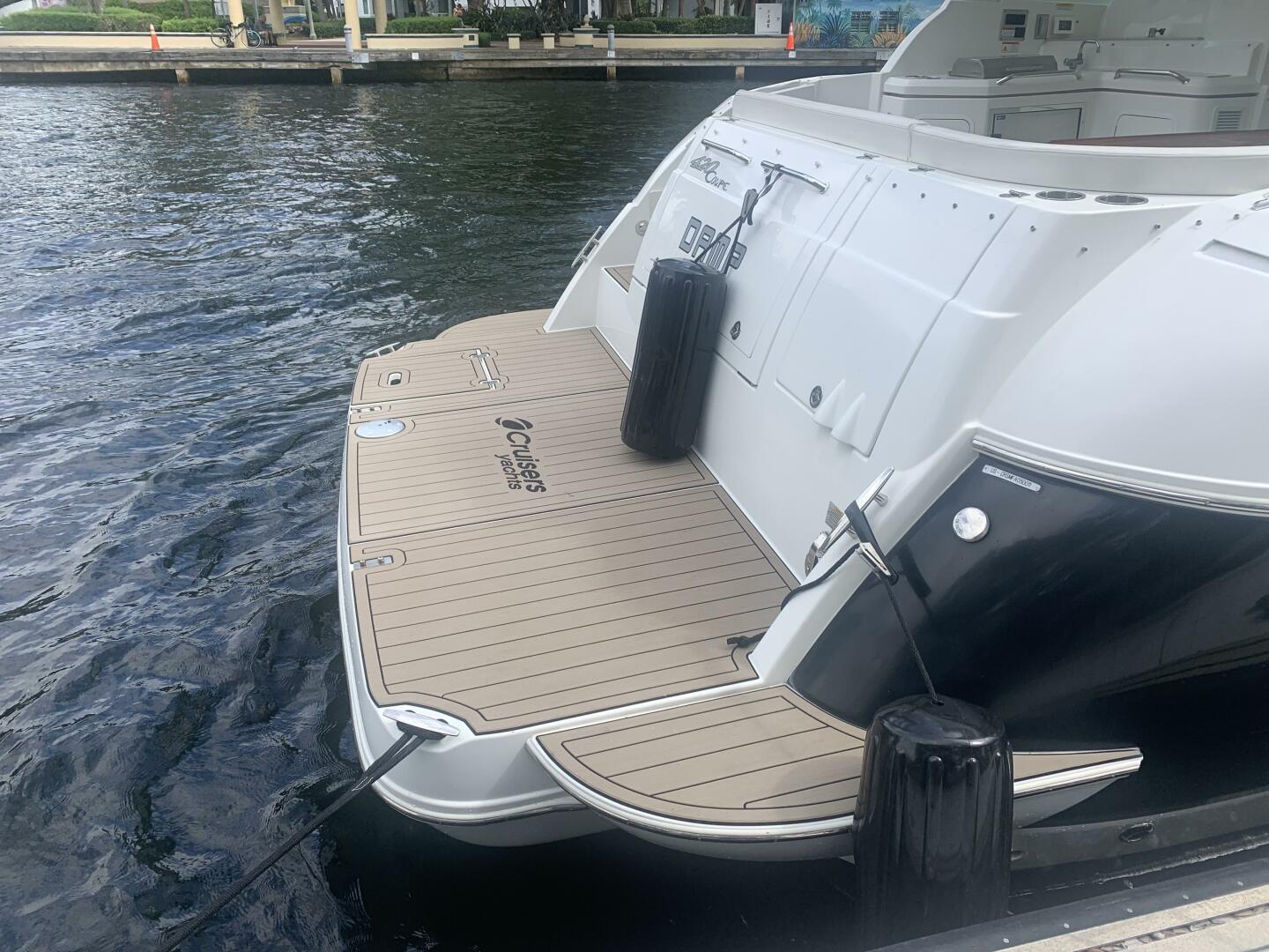 2011 Cruisers Yachts 420 Sports Coupe - Image 7