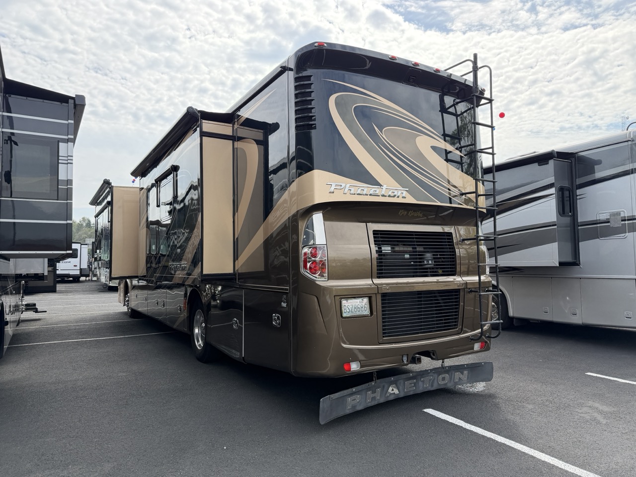 2015 Tiffin Phaeton 40 AH - Image 3