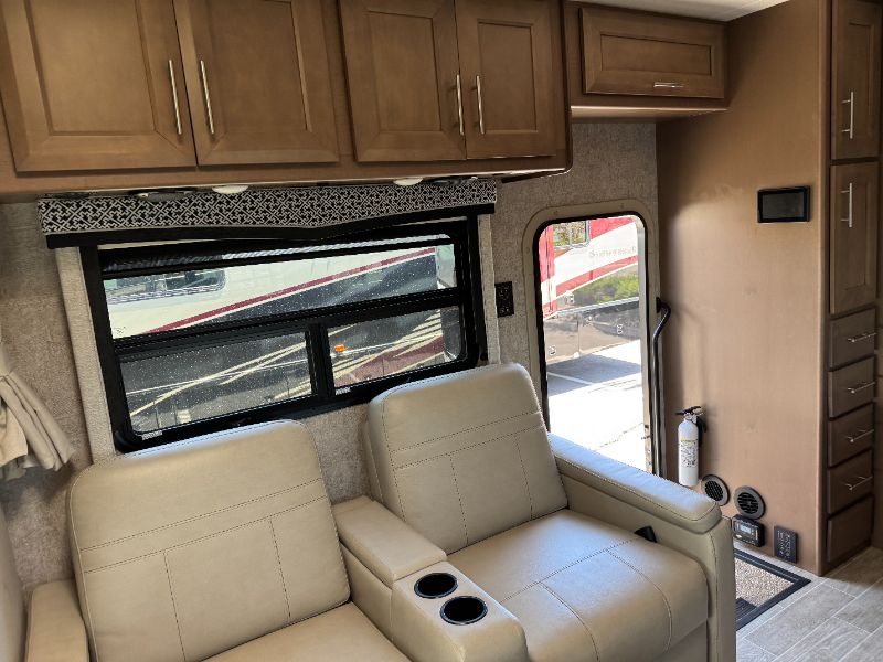 2022 Thor Motor Coach Omni RS36 - Image 8