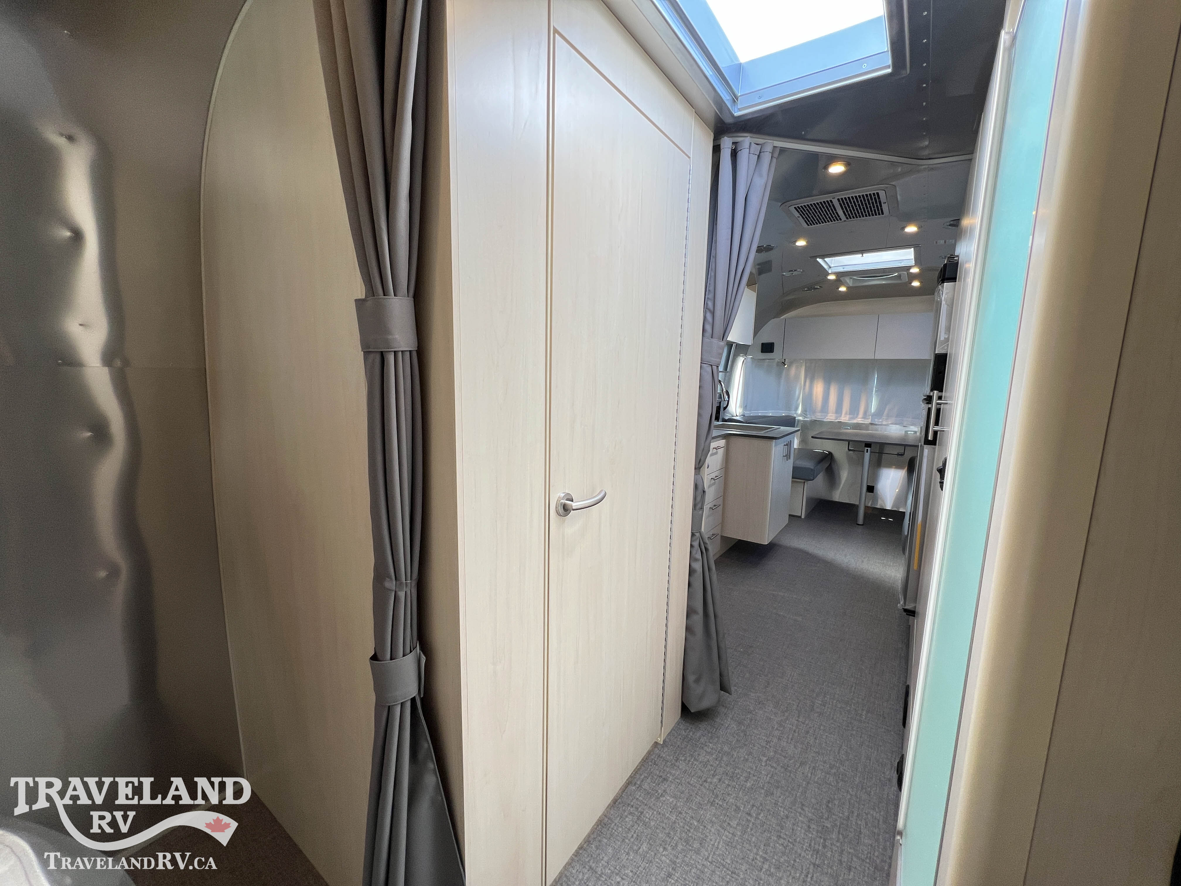2026 Airstream Flying Cloud 27FB - Image 34