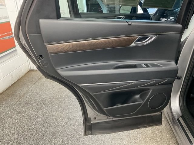 2024 Genesis GV80 Utility 4D Advanced AWD I4 - Image 26