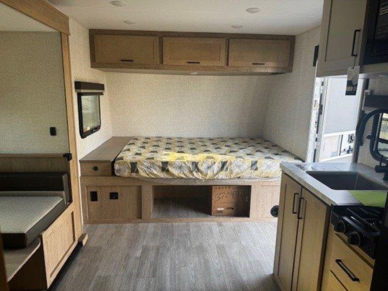 2026 Ember RV E-Series 19ETS - Image 17