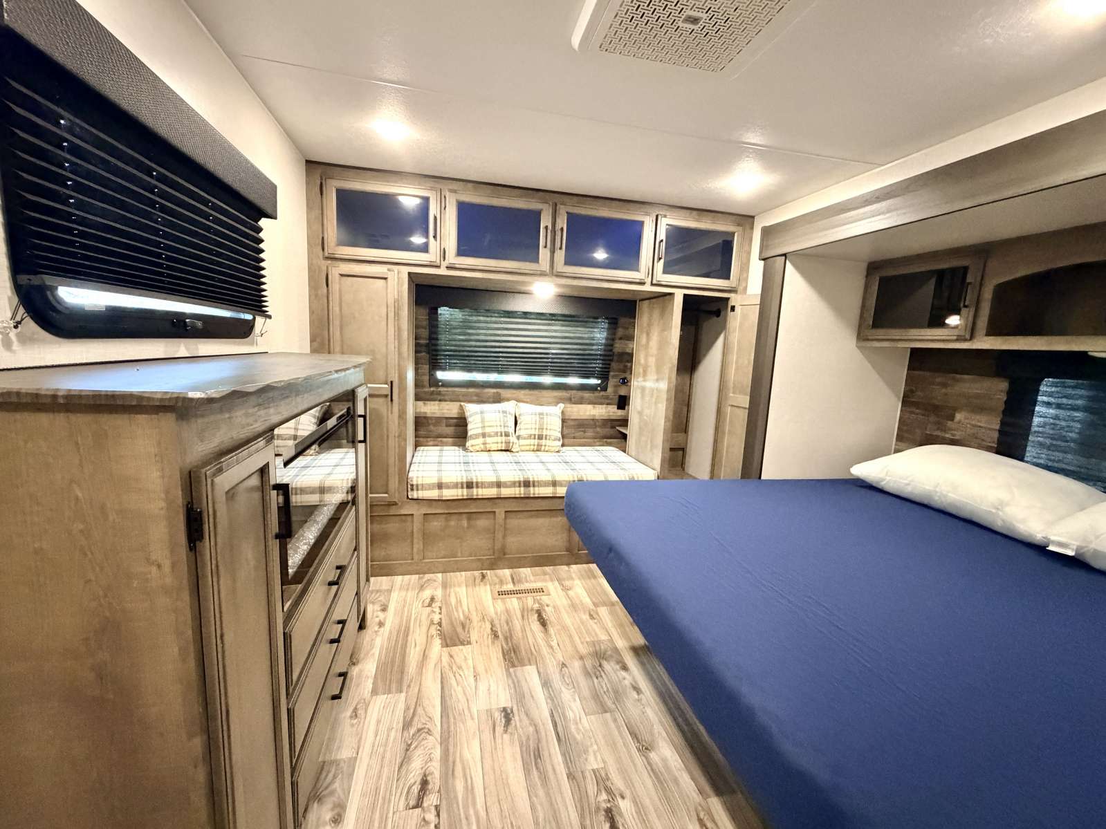2023 Venture RV SportTrek Touring Edition - Image 14