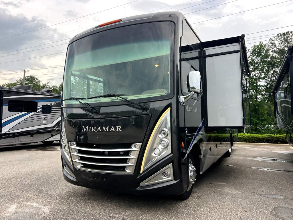 2022 THOR MOTOR COACH MIRAMAR 35.2 - Image 2