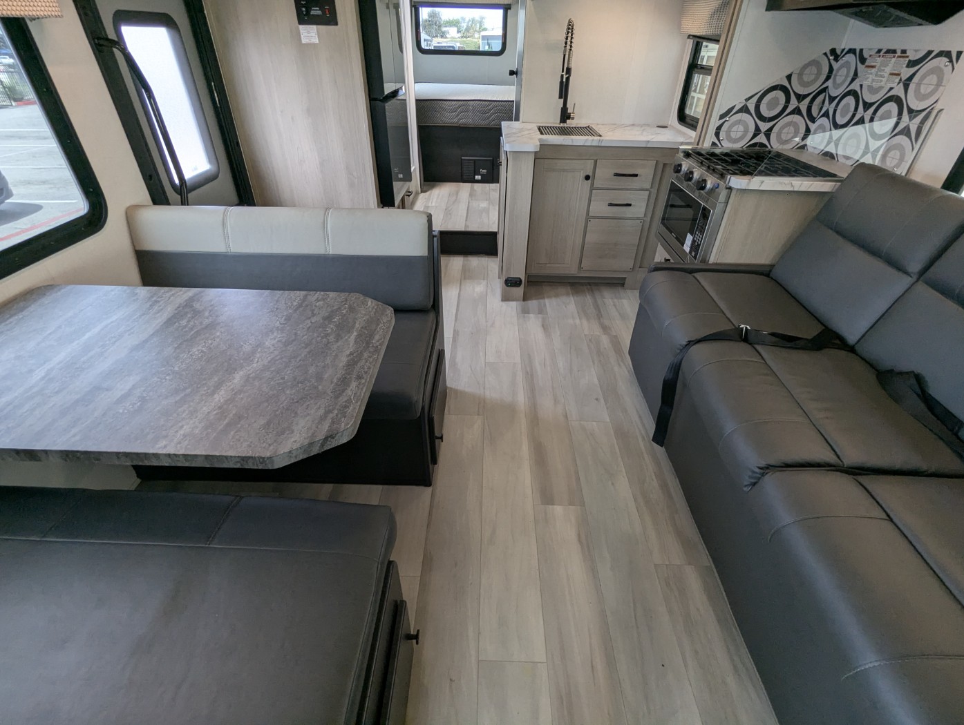 2026 FOREST RIVER SUNSEEKER 2750SLE - Image 16