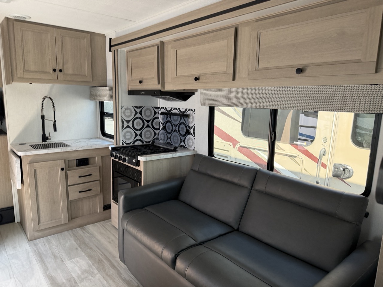 2026 Forest River Sunseeker LE 3250DSLEX - Image 7