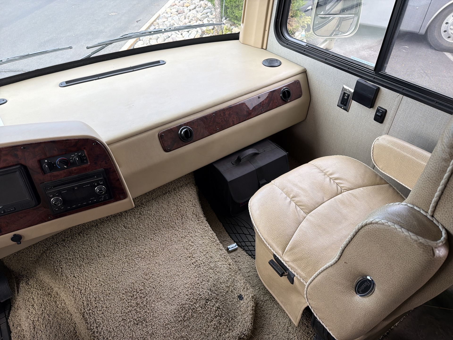 2014 Newmar Bay Star 3309 - Image 32