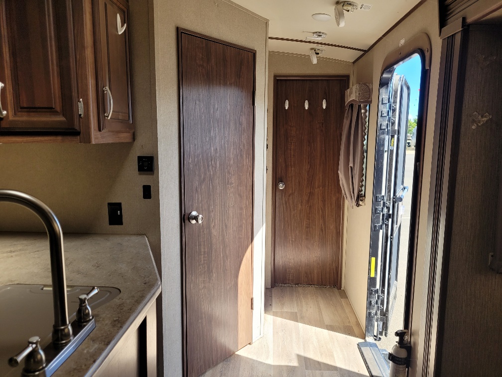 2016 Dutchmen Denali 287 RE - Image 12
