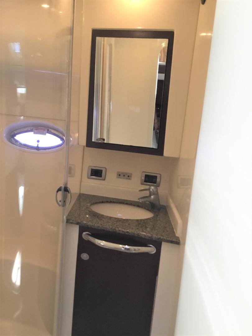2005 Sea Ray 40 Motor Yacht - Image 12