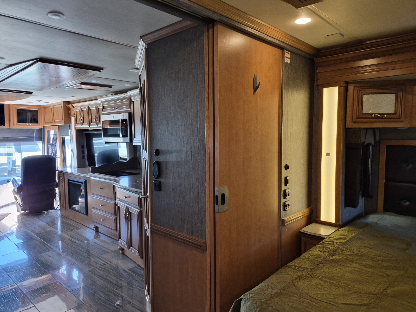 2015 Newmar Ventana 3636 - Image 16