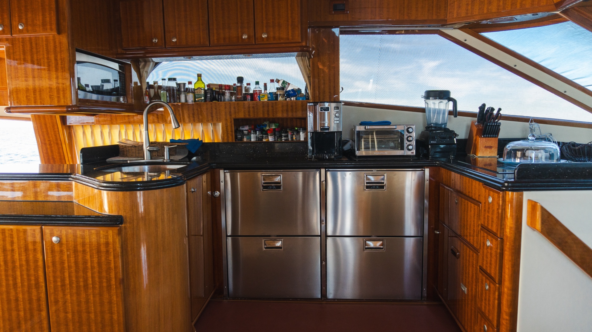 2012 McKinna 69 Skylounge - Image 10