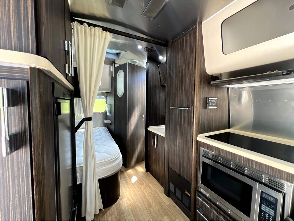 2017 AIRSTREAM INTERNATIONAL 19CB - Image 4