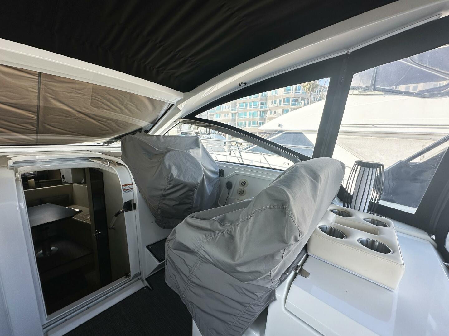 2017 Cruisers Yachts 390 Express Coupe - Image 22