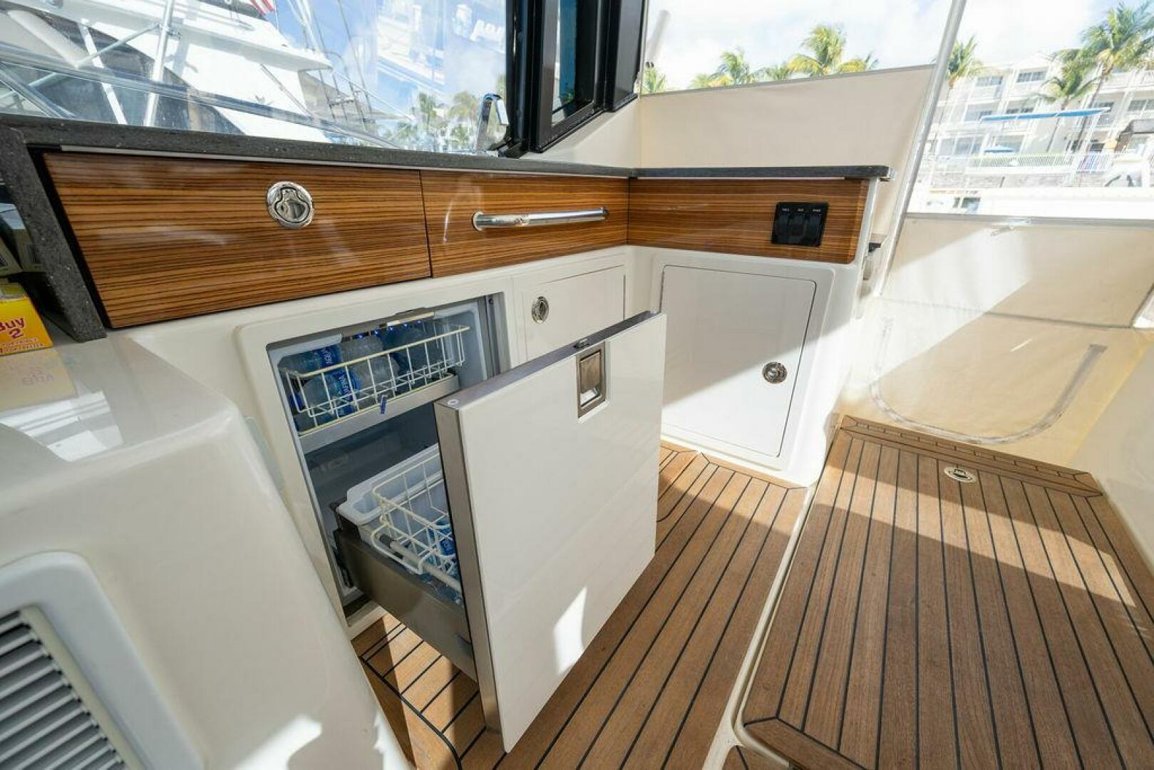 2023 Boston Whaler 405 Conquest - Image 31