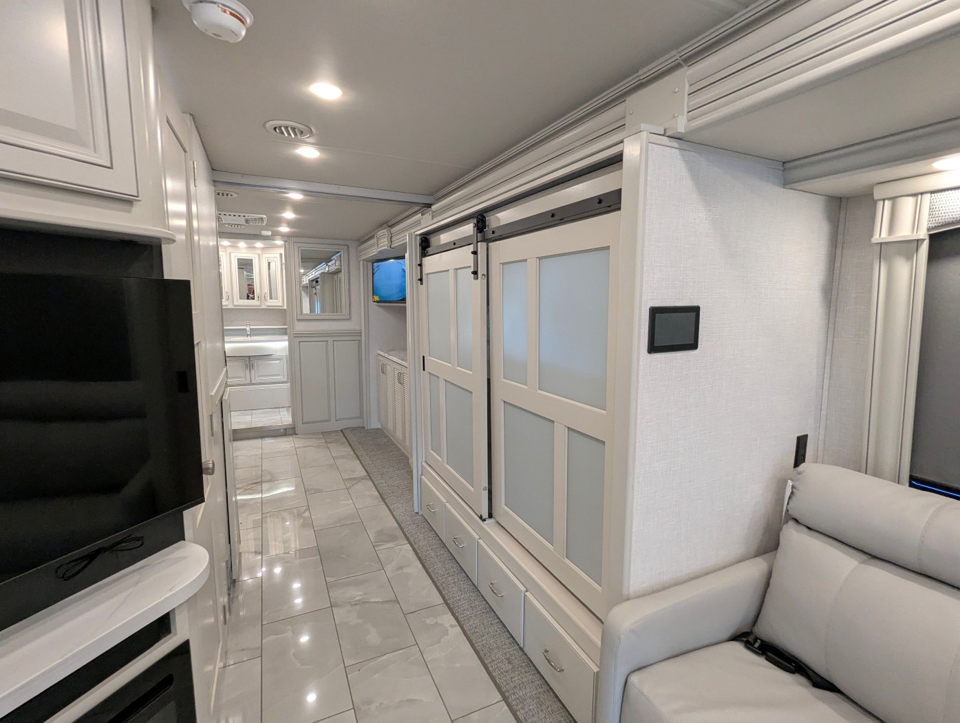 2026 Fleetwood Discovery 38N - Image 21