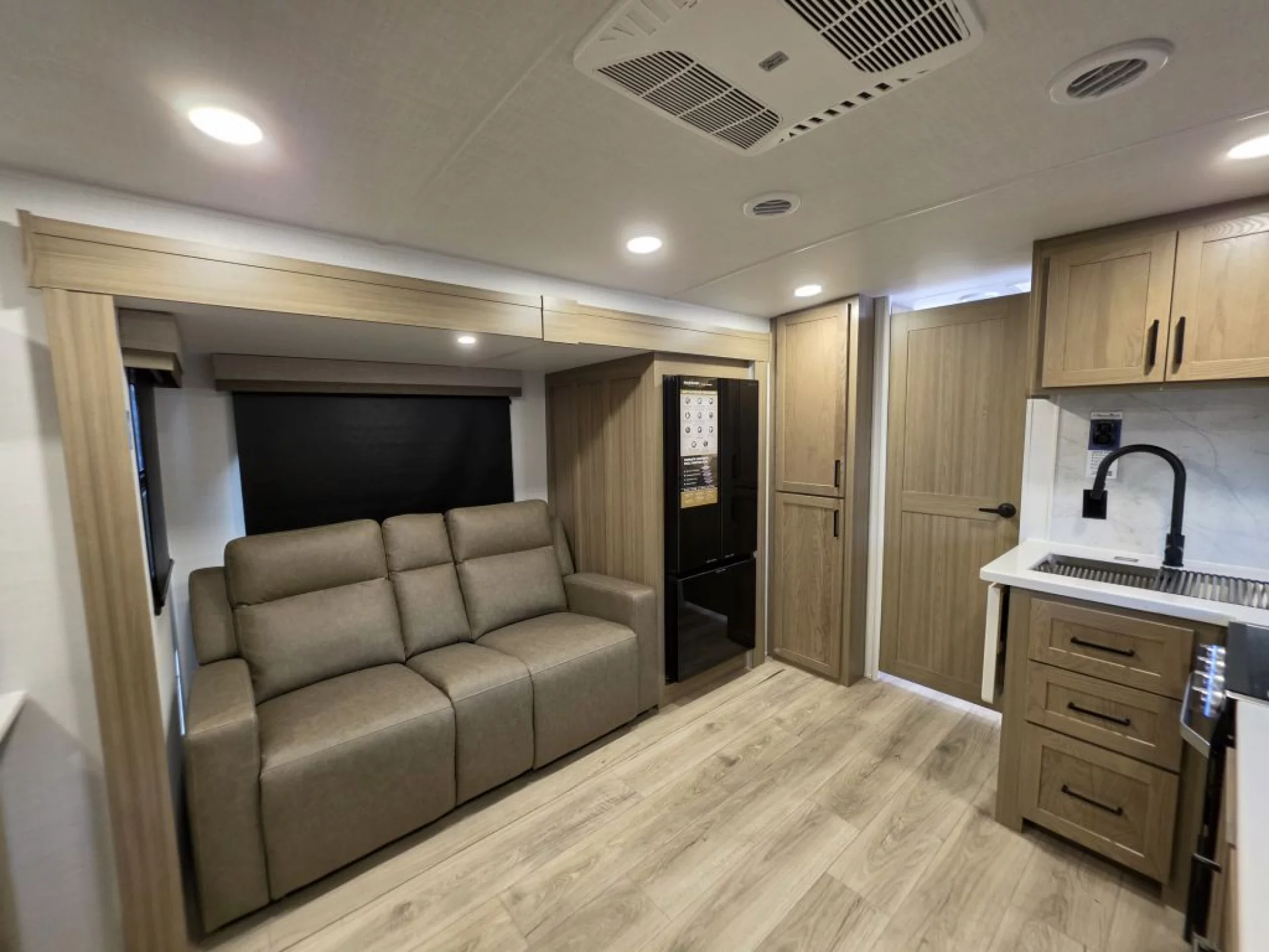 2027 FOREST RIVER ROCKWOOD ULTRA LITE 2618RD - Image 11