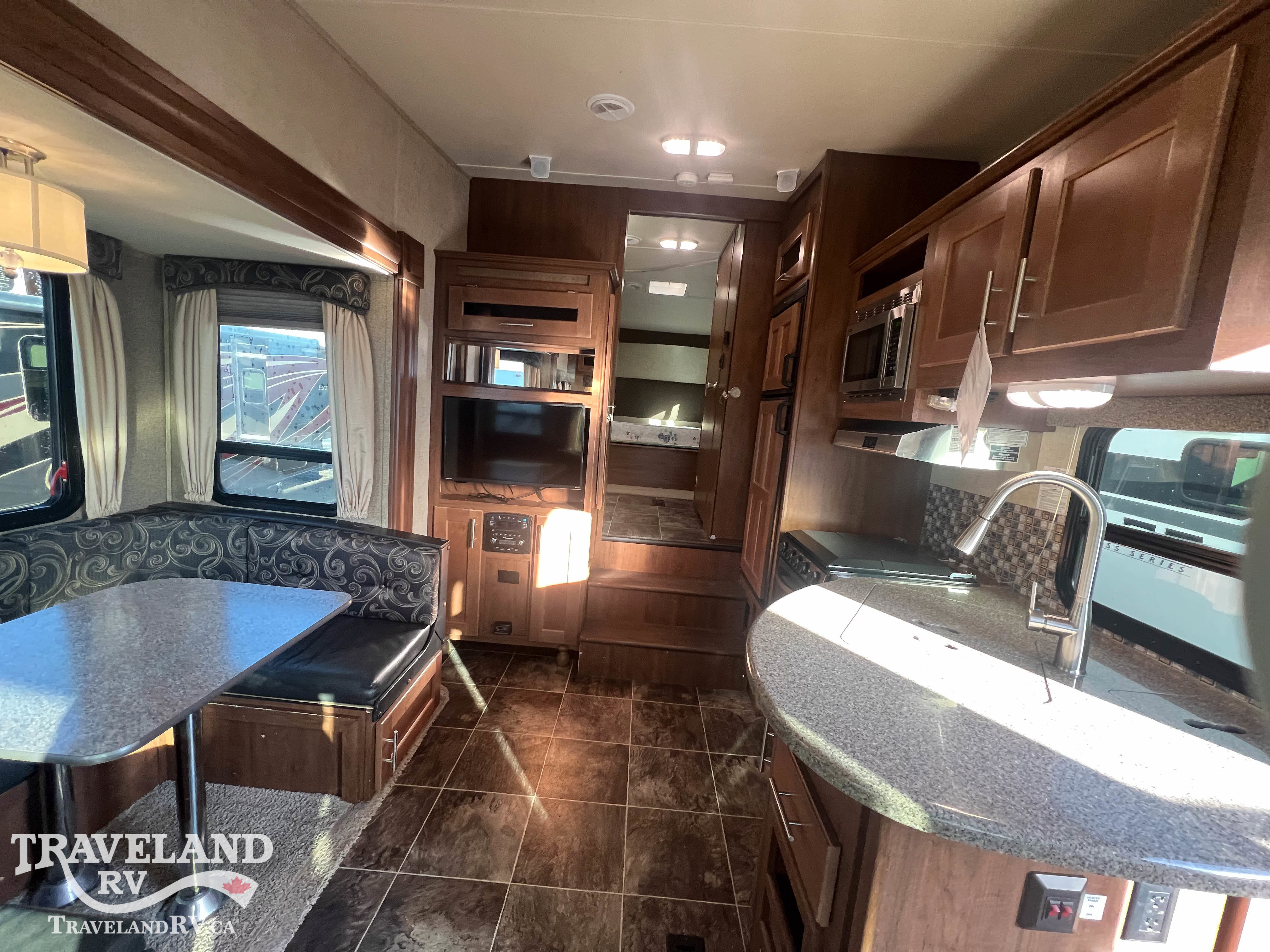 2016 Forest River WILDCAT 242RL - Image 3