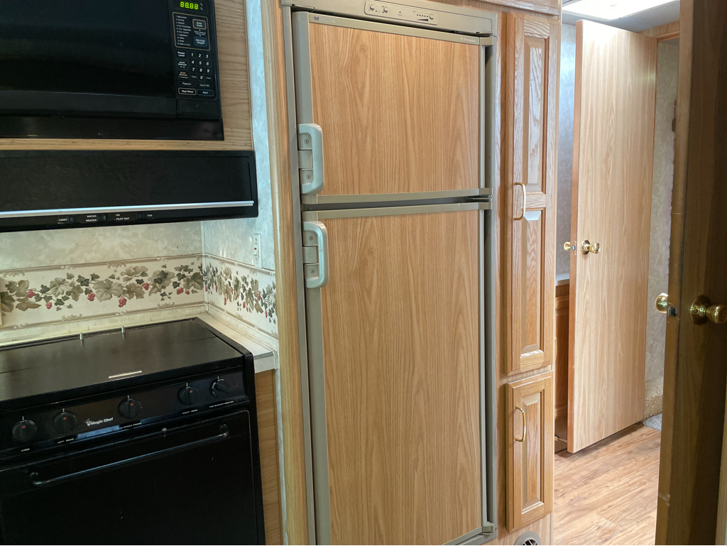 2000 Fleetwood Bounder 34T - Image 12