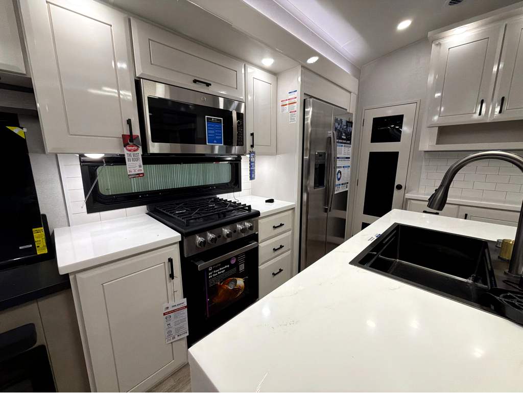 2027 JAYCO PINNACLE 32RLTS - Image 20