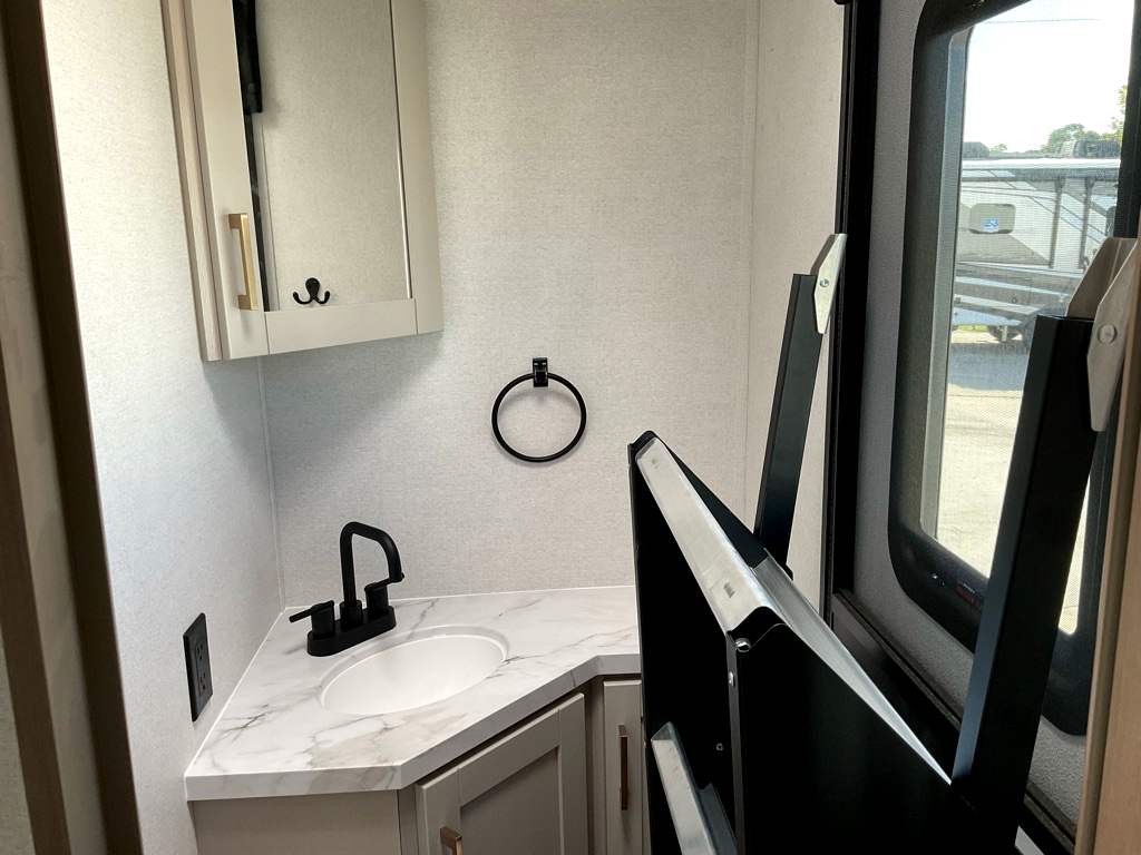 2027 JAYCO Jay Feather 33BH - Image 31