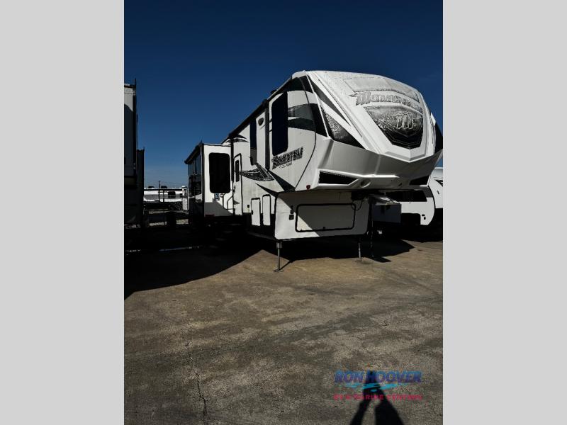 2017 GRAND DESIGN MOMENTUM M395 - Image 4