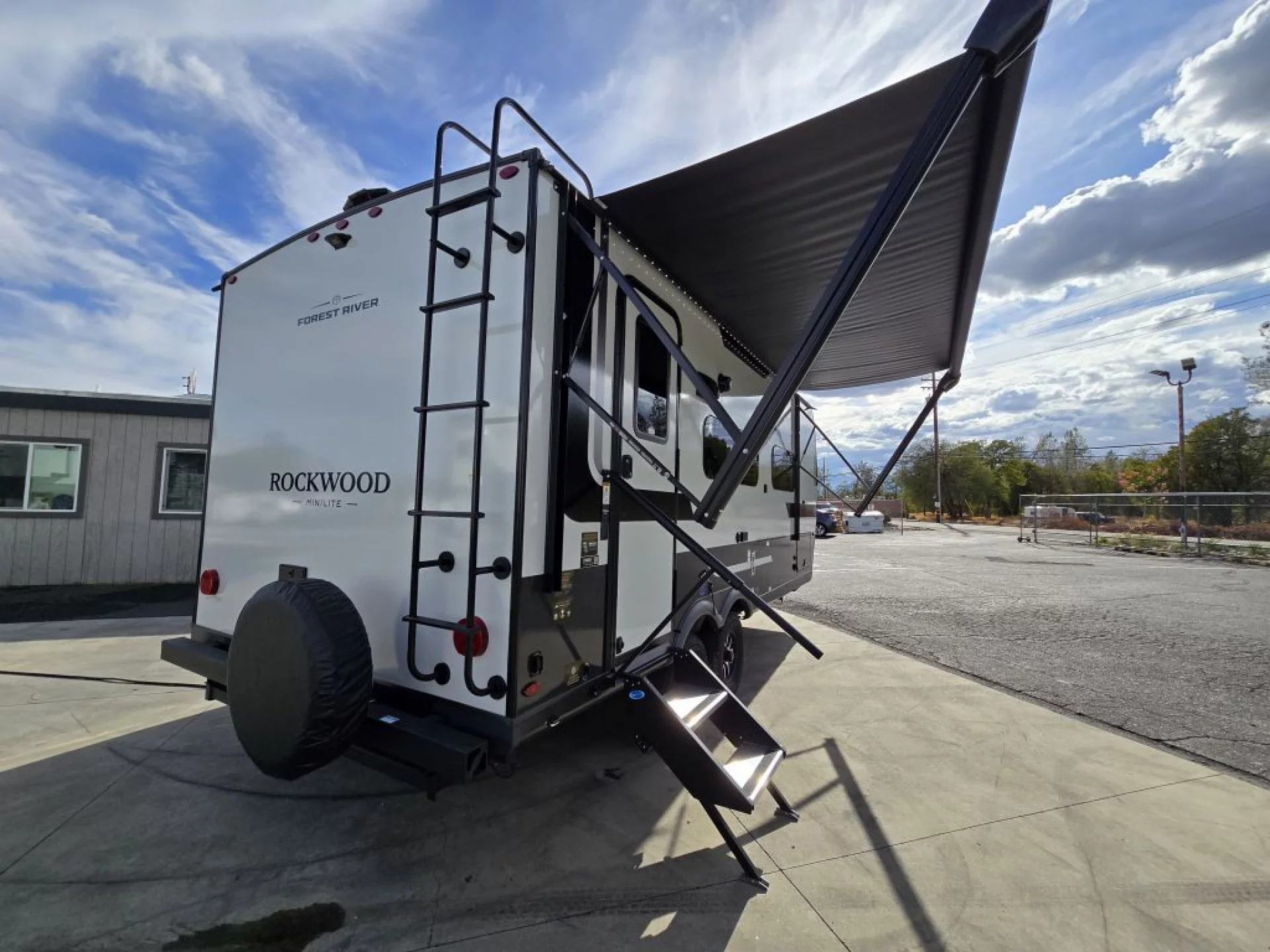 2026 FOREST RIVER ROCKWOOD MINI LITE 2109S - Image 6