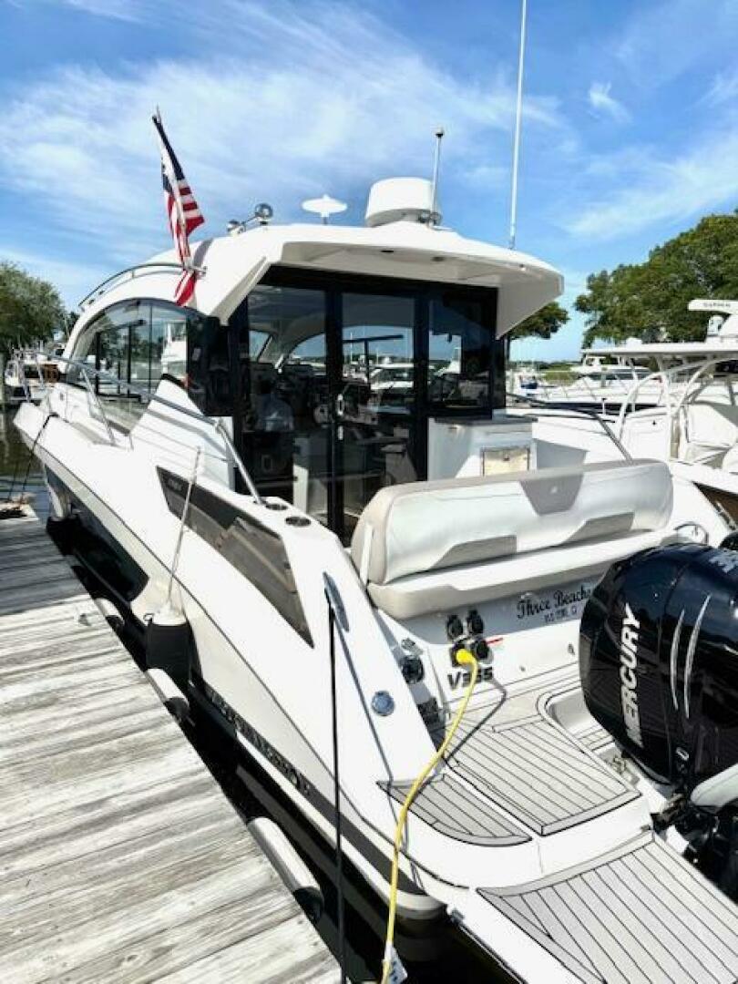 2020 Four Winns Vista 355 Coupe OB - Image 3