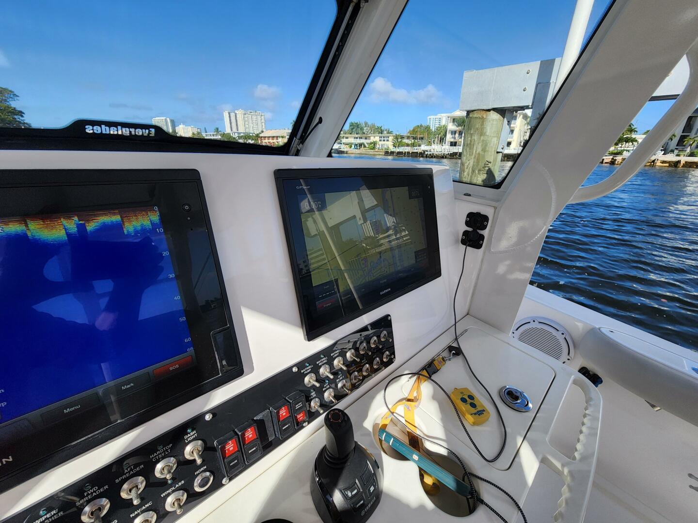 2019 Everglades 355 CC - Image 10
