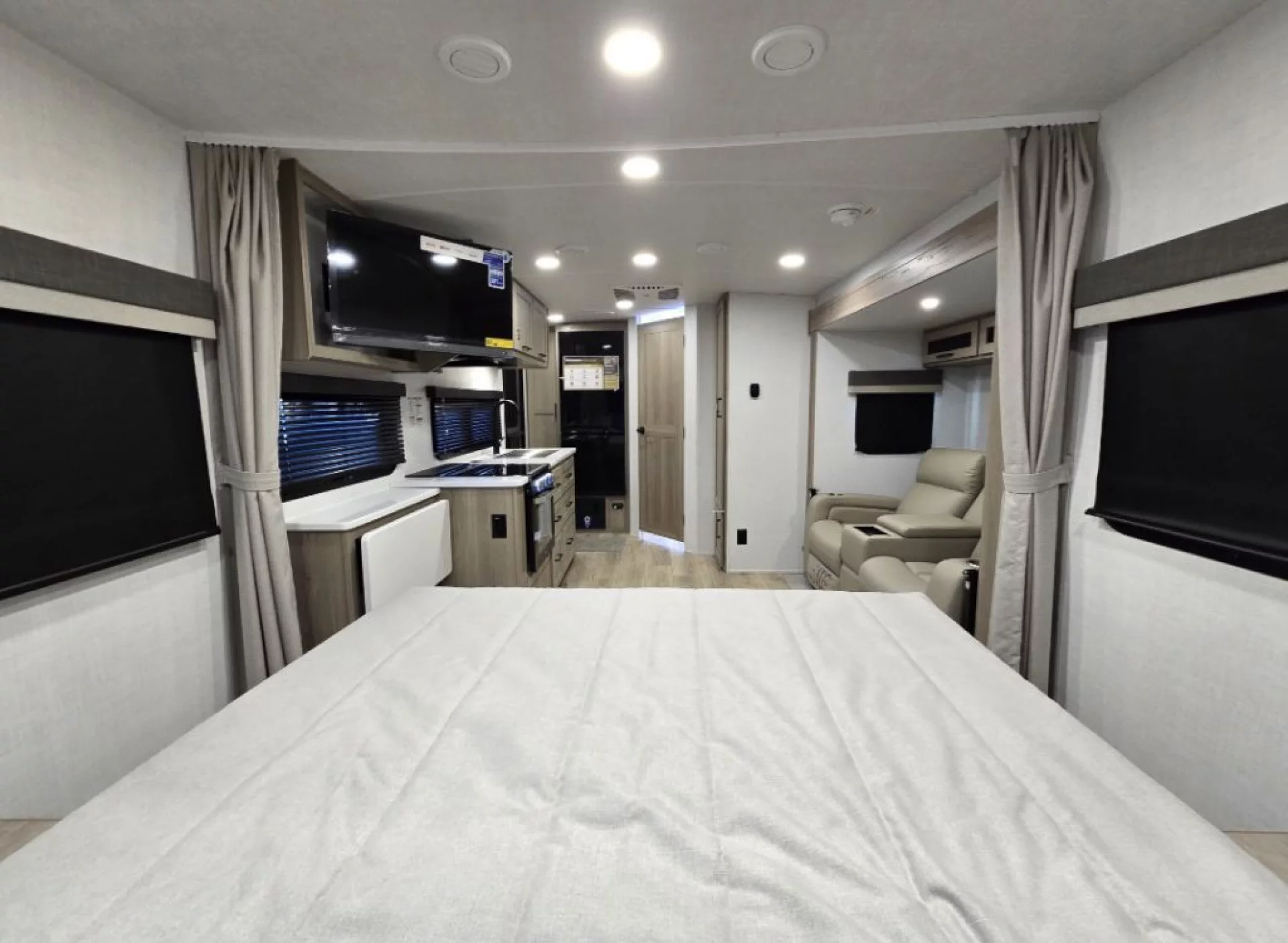 2026 FOREST RIVER ROCKWOOD MINI LITE 2205S - Image 13