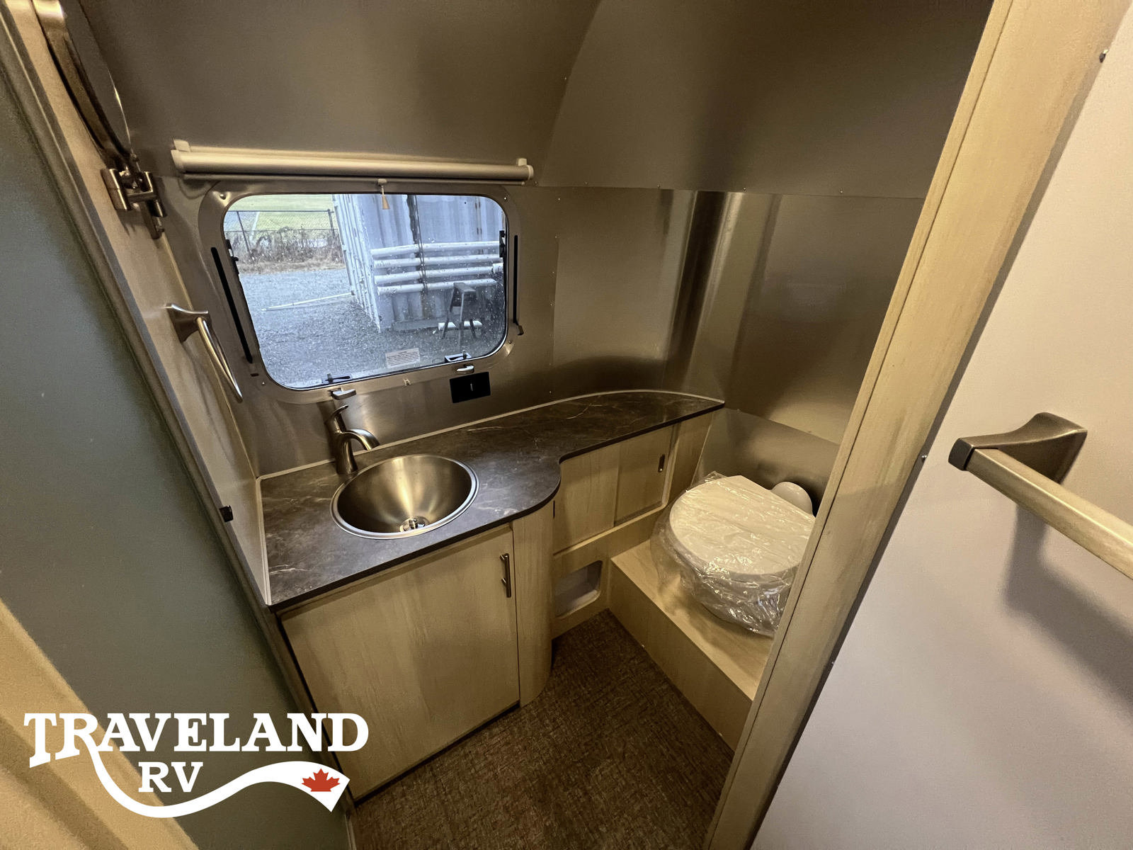 2025 Airstream Flying Cloud 23FBT - Image 18