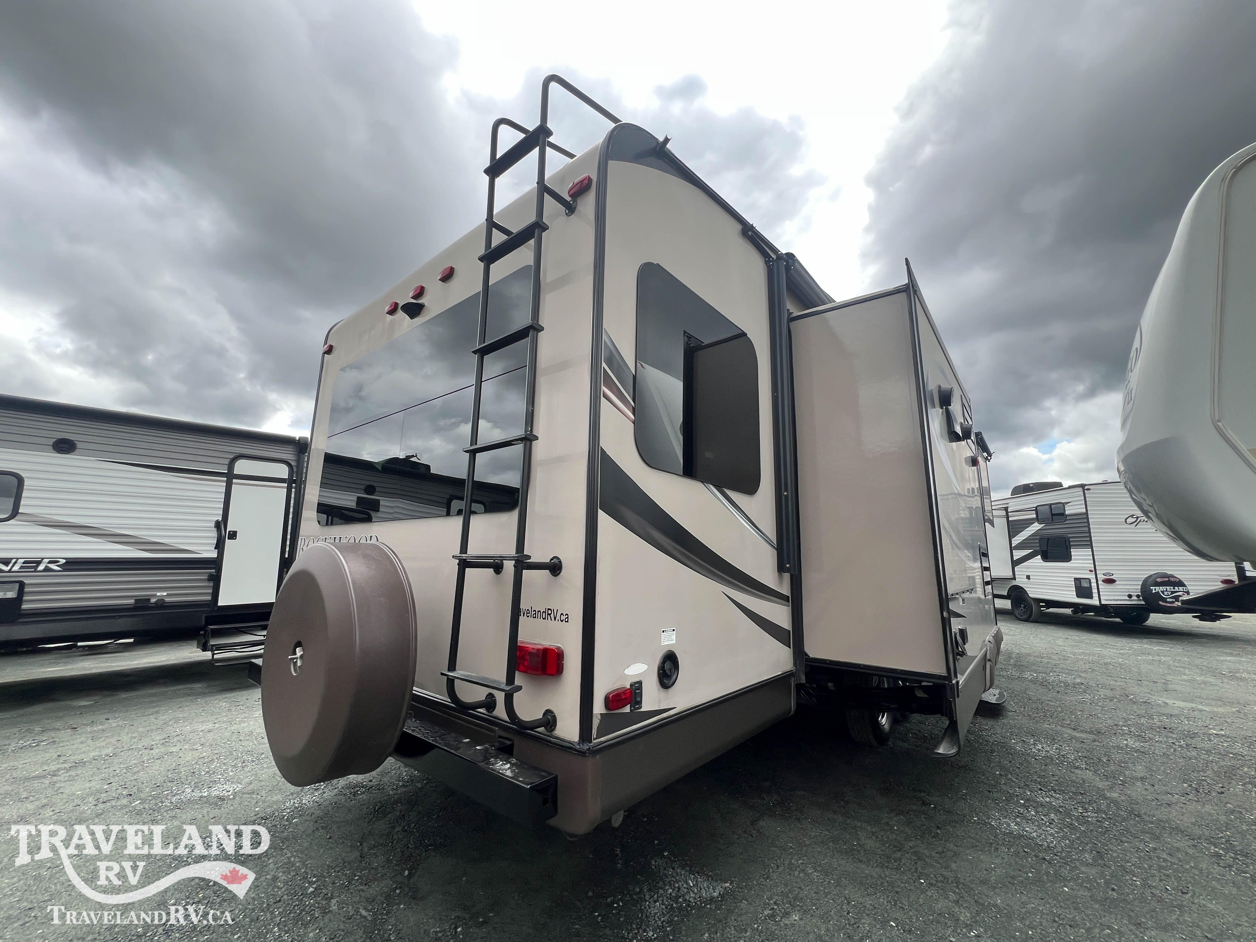 2015 Forest River Rockwood Signature Ultra Lite ULTRA LITE 8285IKWS - Image 4