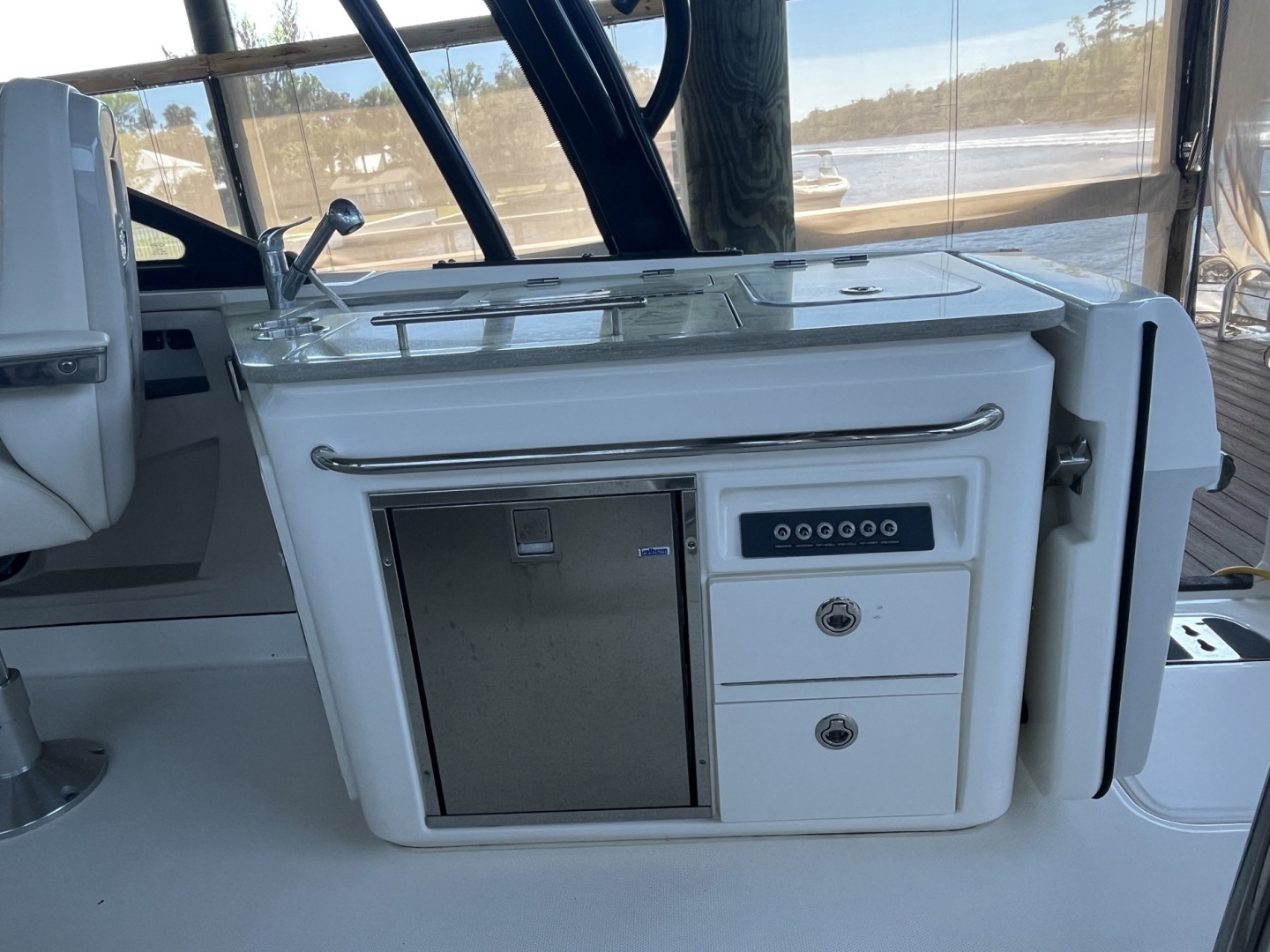 2022 Boston Whaler 320 Vantage - Image 23