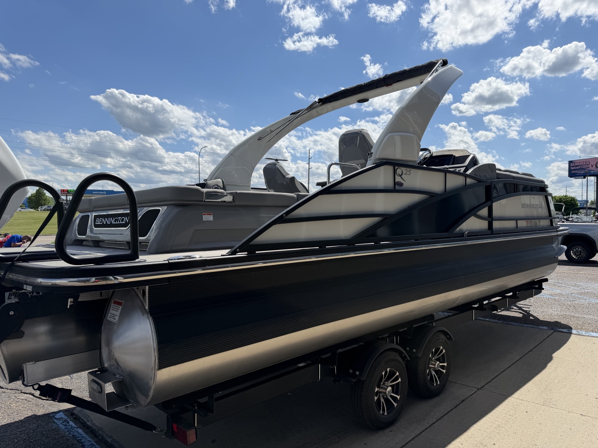 2023 Bennington 25QSBA Swingback with Power Arch - Image 7