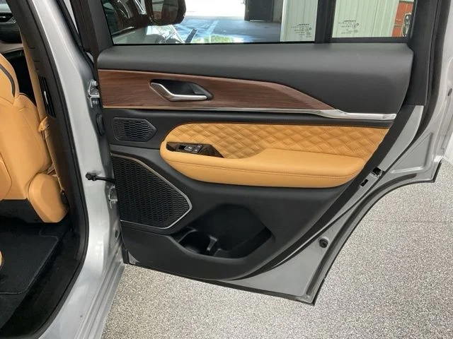2025 Jeep Grand-Cherokee-L Laredo Altitude 4x4 - Image 24