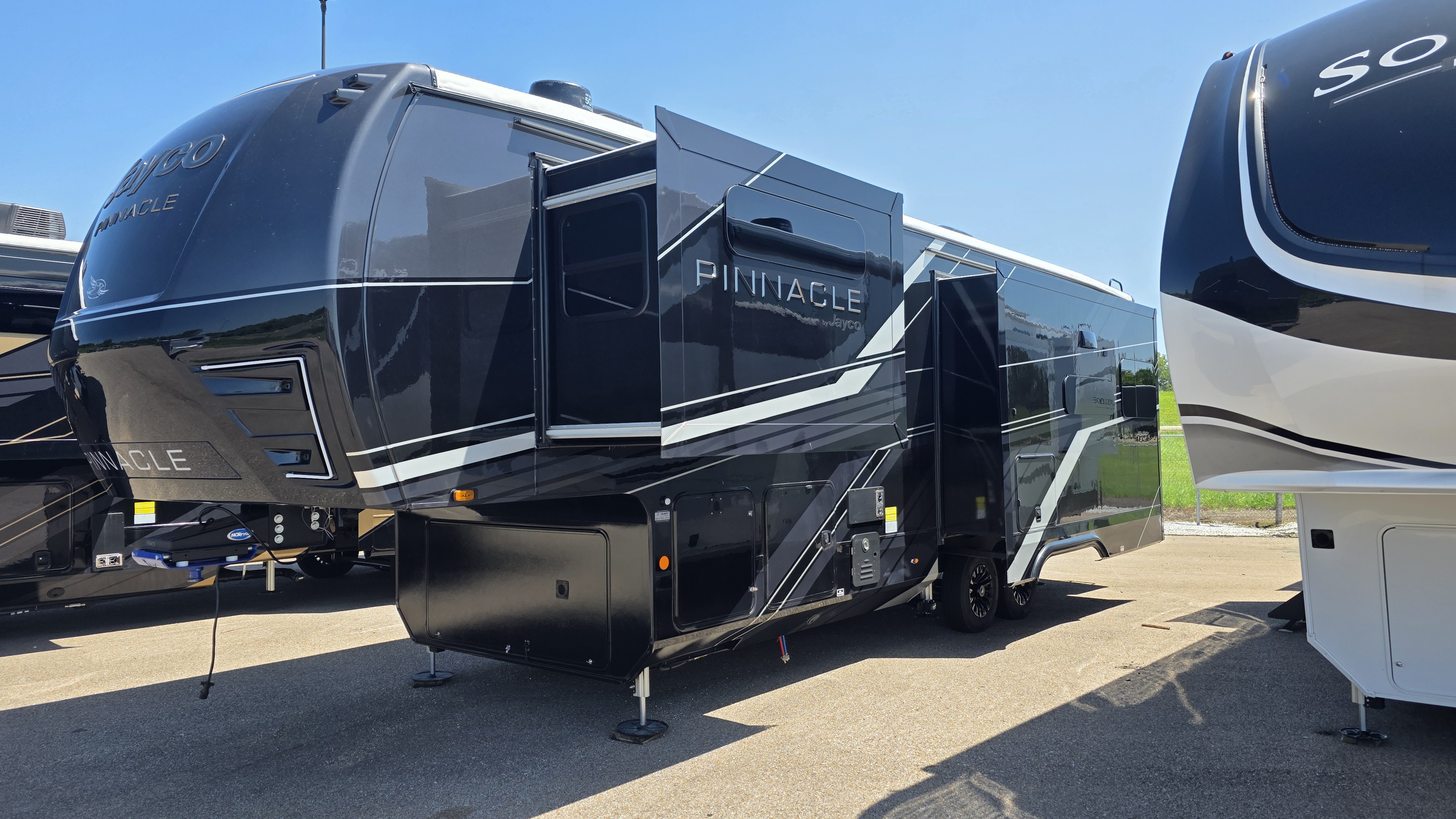 2027 JAYCO PINNACLE 32RLTS - Image 2