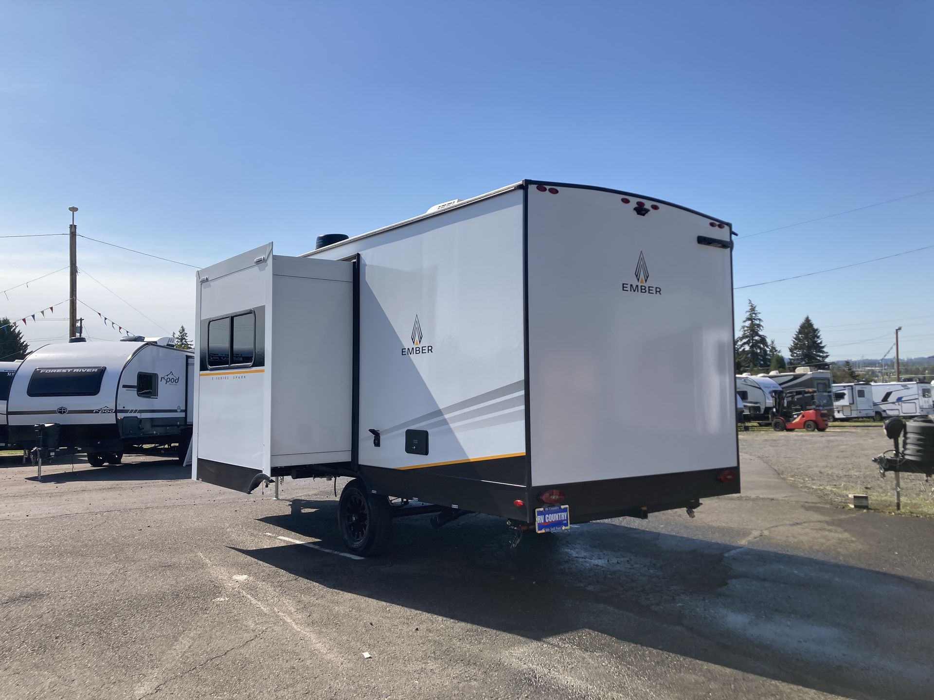 2026 Ember RV E-Series 19ETS - Image 16